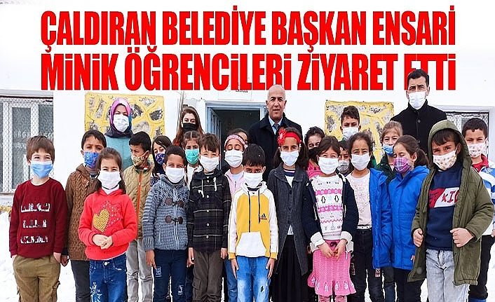 Çaldıran Belediye Başkan Ensari minik öğrencileri ziyaret etti