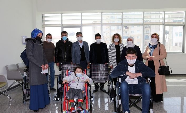 Van Büyükşehir Belediyesinden 7 engelli vatandaşa tekerlekli sandalye