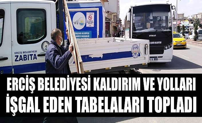 Erciş Belediyesi kaldırım ve yolları işgal eden tabelaları topladı