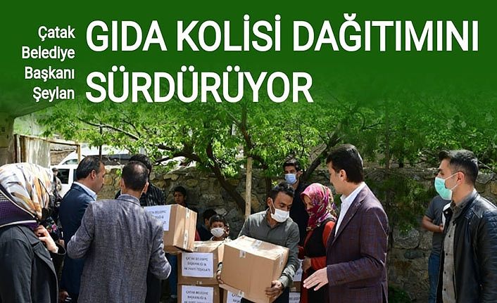 Çatak Belediye Başkanı Şeylan gıda kolisi dağıtımını sürdürüyor