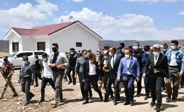 Bakan Yardımcısı Çataklı Vanlı depremzedelerle bir araya geldi