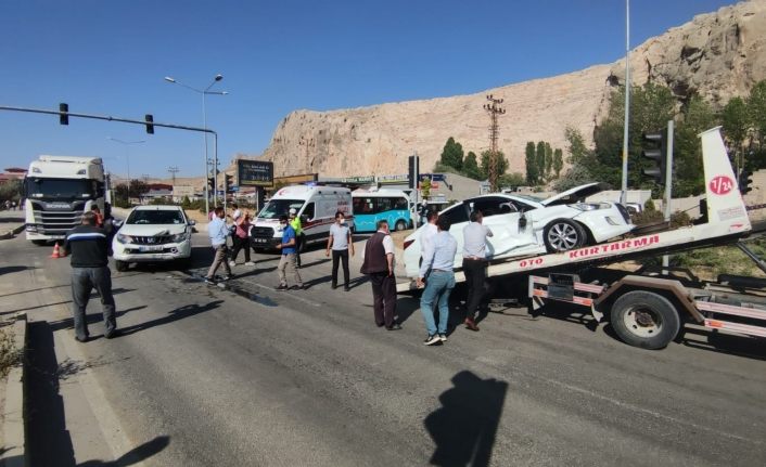 Van'da otomobille kamyonet çarpıştı: 2 yaralı