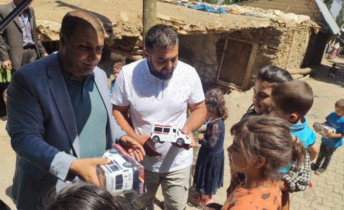 Ak Parti Bahçesaray İlçe Başkanı Sabırlı’dan çocuklara bayram hediyesi