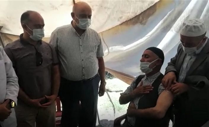 Aşı yaptıran kanaat önderlerinden Seyyid Hasan Semir Haşemi: “Her Müslüman aşısını yaptırmalıdır”