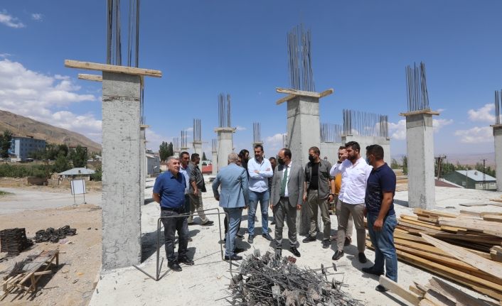 Başkale Kaymakamı Solak, hizmet binası inşaatında incelemerde bulundu