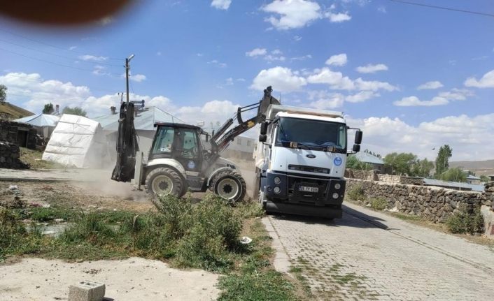 Çaldıran Belediyesi kırsal mahalleleri temizliyor