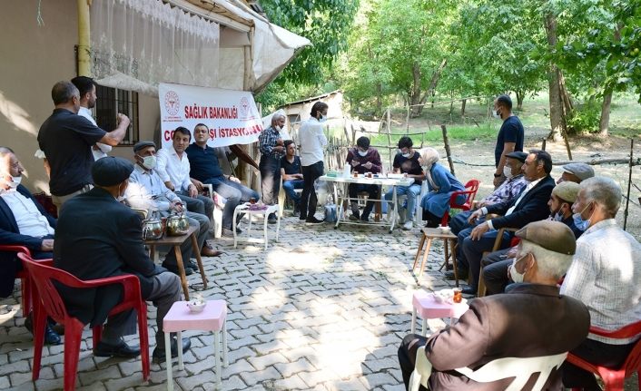 Çatak Kaymakamı ve Belediye Başkanı halkın gözü önünde aşı oldu