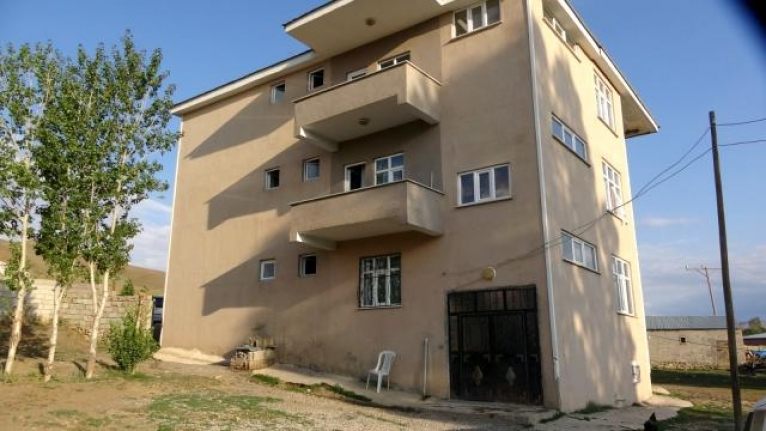 Cinnet getiren anne önce 3 evladını sonra da kendisini 3. kattan attı