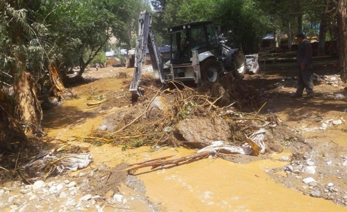Gürpınar Belediyesi'nden yağış sonrası temizlik çalışması