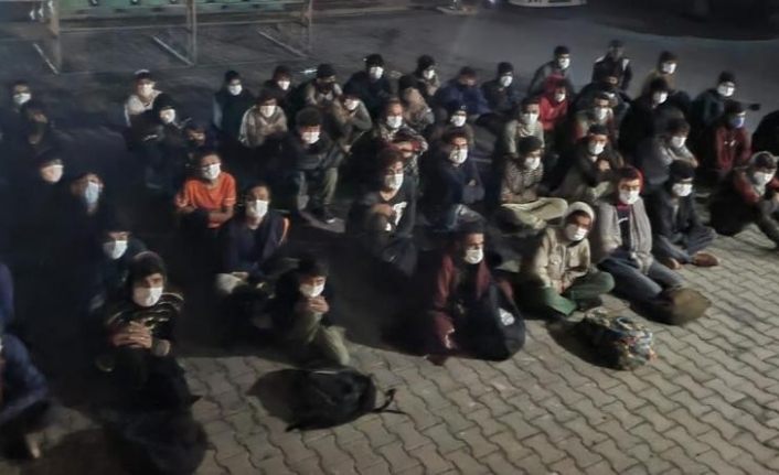 Koltukları sökülen minibüste 60 düzensiz göçmen yakalandı