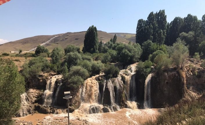 Sağanak yağış sonrası Muradiye Şelalesi coştu