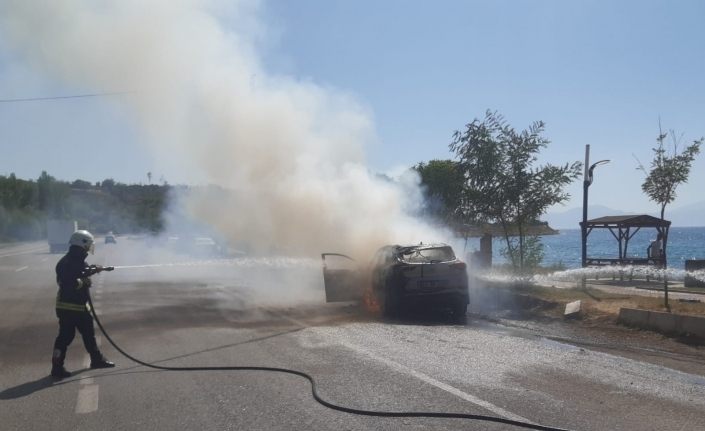Seyir halindeki otomobil alev alev yandı