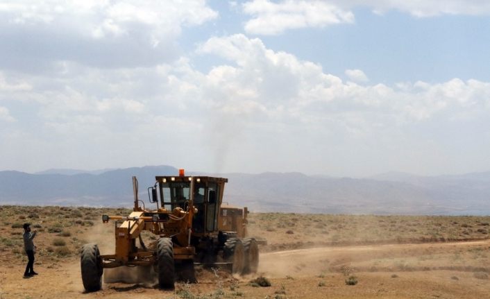 Van Büyükşehir Belediyesi 800 kilometre arazi yolu açtı