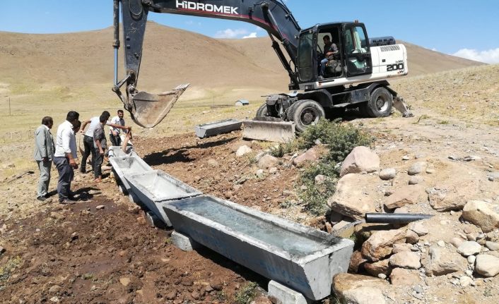 Van Büyükşehir Belediyesi'nden Erciş'e beton sıvat desteği