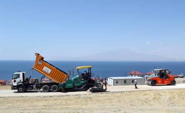 Van Büyükşehir Belediyesinden tatilcileri sevindiren asfalt çalışması