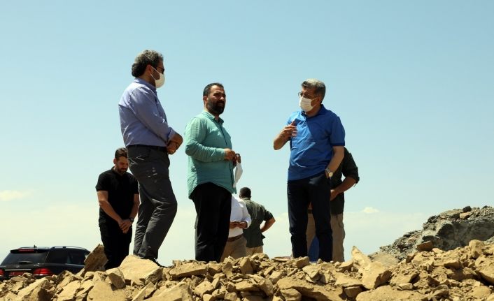 Van Büyükşehir Fidanlık- İskele sahil yolunda çalışmalarını sürdürüyor