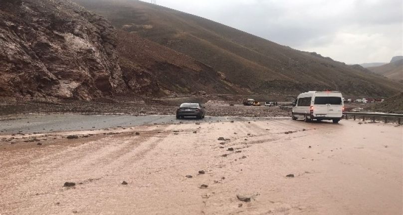 Van-Hakkari karayolunda heyelan