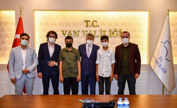 Van Valisi Bilmez LGS birincilerini ödüllendirdi