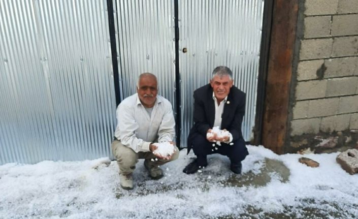 Van’da dolu yağışı bir mahalleyi beyaza bürüdü