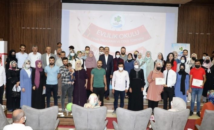 Van’da ‘Evlilik okulu’ eğitimlerine katılan çiftler çeyizlik hediyelerine kavuştu