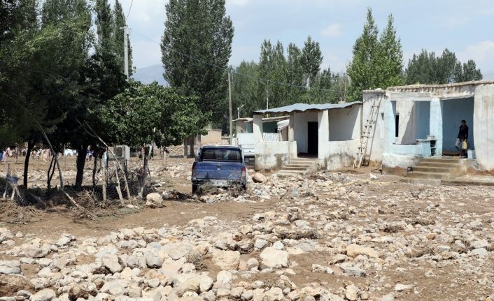 Van’da selden etkilenen mahallelerde çalışmalar sürüyor