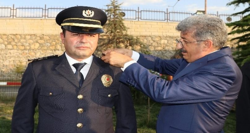 Van’da terfi eden emniyet personellerine rütbeleri törenle takıldı