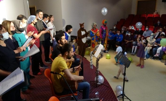 Vanlı sağlıkçılardan lösemili çocuklara müzik ziyafeti