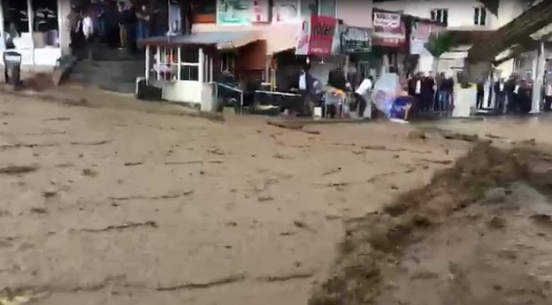 Başkale’yi sel vurdu