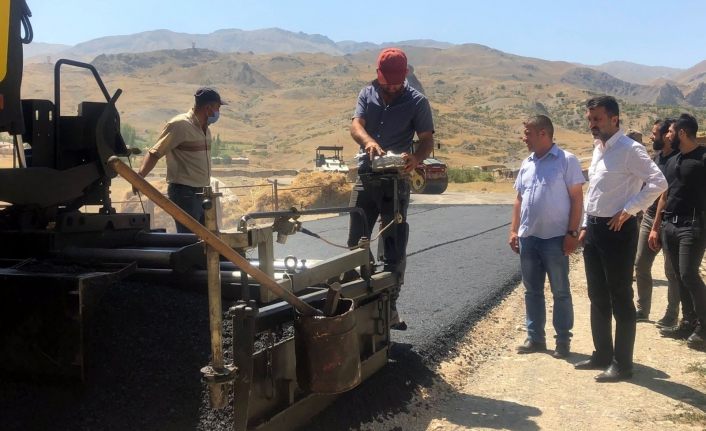 Başkan Şeylan asfaltlama çalışmalarını yerinde inceledi