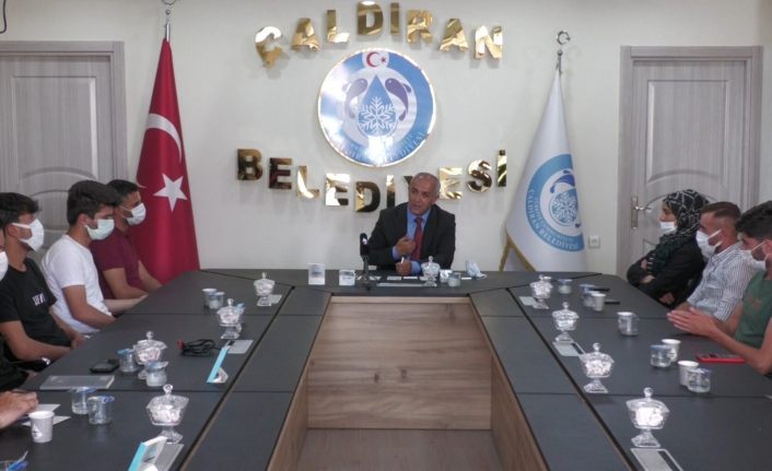 Çaldıran Belediye Başkanı Şefik Ensari gençlerin sorunlarını dinledi