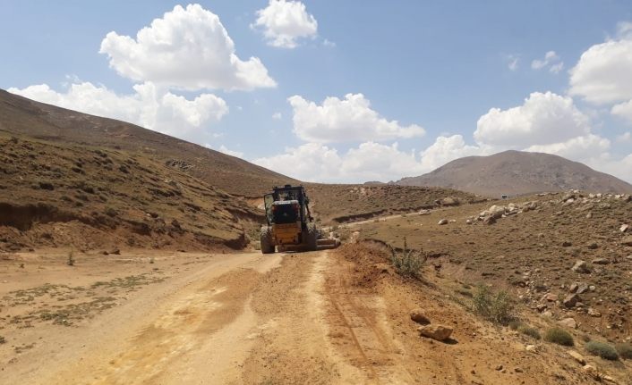 Çaldıran’da selden dolayı bozulan tarımsal arazi yolları onarılıyor