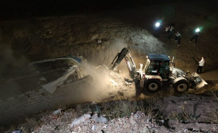 Düzensiz göçmenlerin yerleştirildiği şok evler yıktırıldı