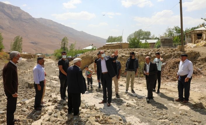 Gürpınar Belediye Başkanı Tanış, selzedeleri yalnız bırakmıyor