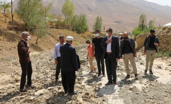 Gürpınar Belediyesi sel bölgesindeki yaraları sarıyor