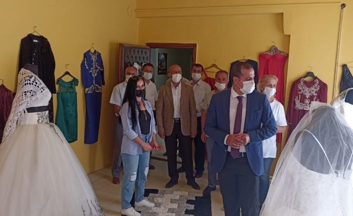 İzmirli hayırsever kadınlar maddi durumu zayıf çiftler için gelinlik ve damatlık mağazası açtı