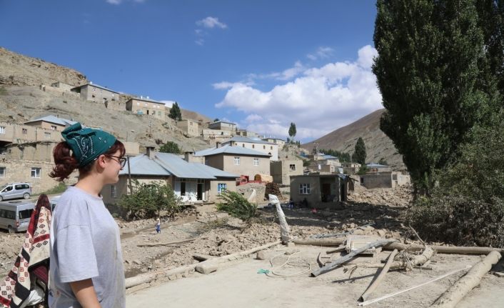 Kahraman kız, kanser hastası halasını sırtında taşıyarak selden kurtardı