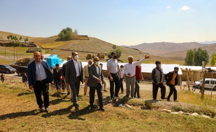 Kaymakam Kayabaşı ve Başkan Tanış, Selzedeleri yalnız bırakmıyor