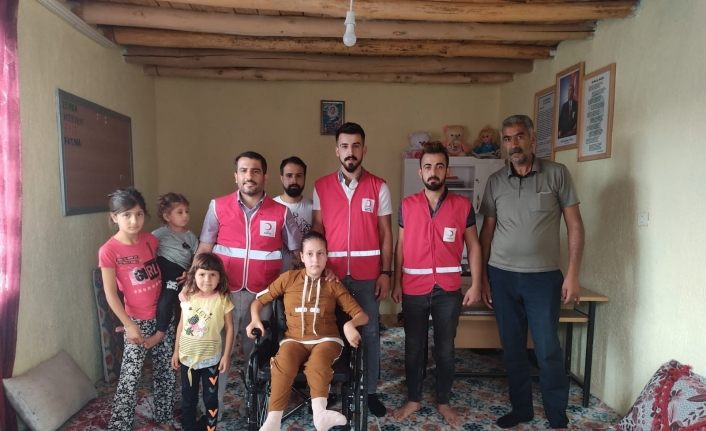 Kızılay’dan bedensel engelli kıza tekerlekli sandalye desteği
