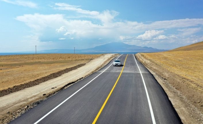 Mollakasım-Ayanıs yolu göz kamaştırıyor