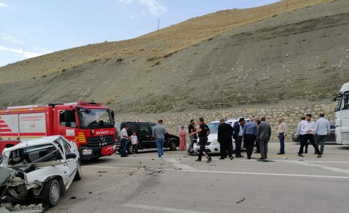 Otomobille hafif ticari araç çarpıştı: 6 yaralı