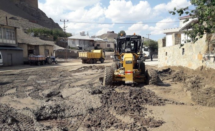 Sel bölgelerinde başlatılan altyapı çalışmaları sürüyor