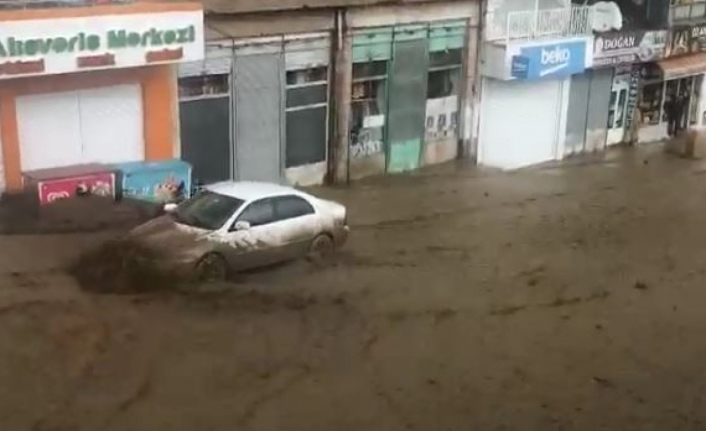Sel suları otomobili sürükledi