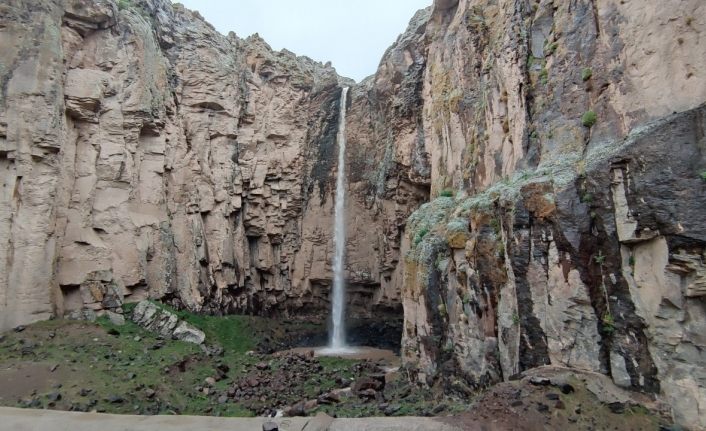 Sıcak hava bu yıl Yezidi Şelalesi erken kuruttu
