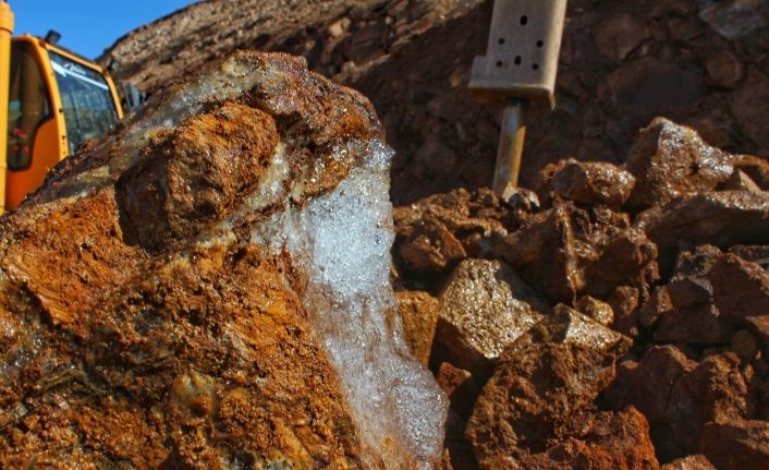 Sınır duvarı çalışmalarında binlerce yıllık yer altı buzuluna rastlandı