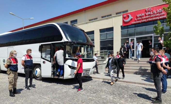 Türkiye’ye kaçak girenler sınır dışı ediliyor