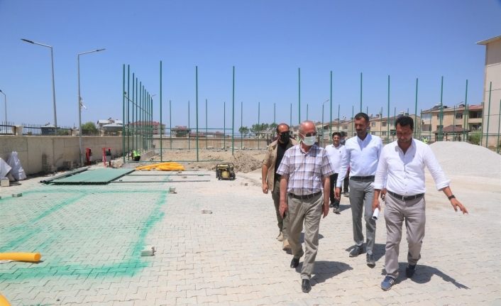 Tuşba Belediyesinden mahallelere sentetik çim saha