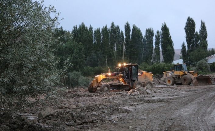 Van Büyükşehir Belediyesi sel bölgelerinde çalışıyor