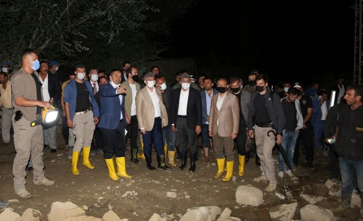 Van Büyükşehir Belediyesi sellerde vatandaşı yalnız bırakmadı