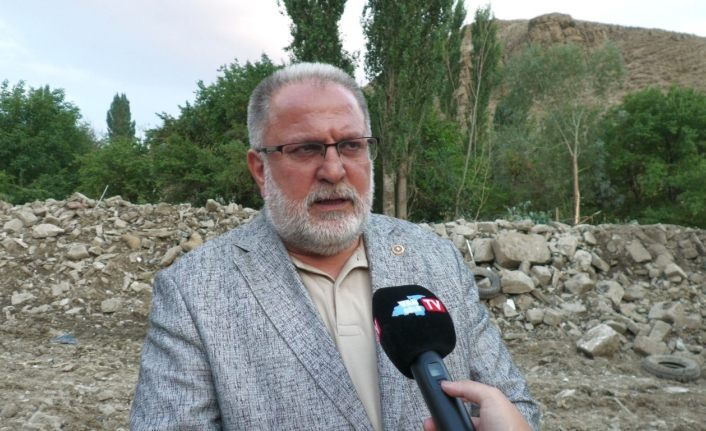 Van Milletvekili Gülaçar; 32 tane ev yıkıldı, 900 hayvanda telef oldu