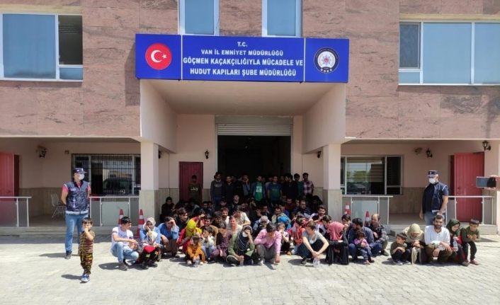 Van’da apartman dairelerinde 115 düzensiz göçmen yakalandı